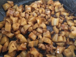 11、糖醋藕丁,翻炒均匀，盖上盖子靠锅的余温焖一分钟