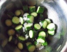 1、【酱香浓郁的酱黄瓜】媲美中华老字号的什锦酱菜,黄瓜洗干净后切成7、8mm宽的段，放在一个大的容器里，加入适量的盐（做菜用盐的2倍）