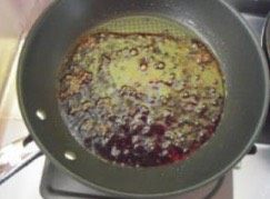 6、【酱香浓郁的酱黄瓜】媲美中华老字号的什锦酱菜,待油热后倒入酱油，煮至表面冒小泡时关火，将汁倒入碗里