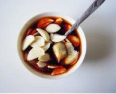 8、【酱香浓郁的酱黄瓜】媲美中华老字号的什锦酱菜,碗里的汁完全凉透后加入生姜片和蒜片，放置15分钟使其入味