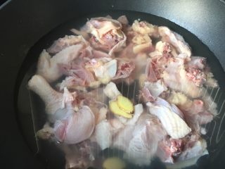 1、家常鸡公煲,鸡半个,菜场杀好切块了,洗干净,加料酒姜片焯一下