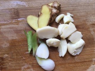 3、家常鸡公煲,准备葱姜蒜