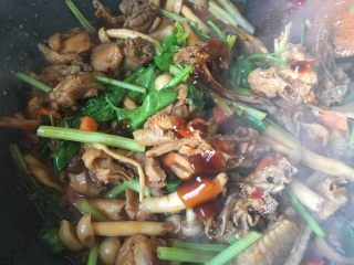 14、家常鸡公煲,加一点蚝油,这个时候可以根据咸淡加盐加鸡精调味了