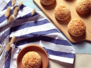 4、西树泡芙,烤箱预热150度后入烤箱中层150度25分钟,要注意后五分钟上色,根据自家烤箱温度略作调整。