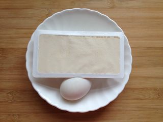 1、金沙豆腐,备好所需食材
