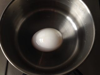 2、金沙豆腐,先将咸鸭蛋煮熟