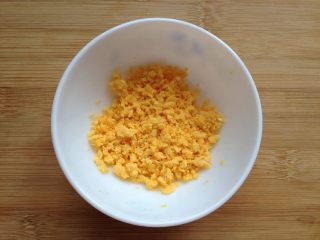 3、金沙豆腐,取出蛋黄用勺子压碎（我直接用手搓碎的）