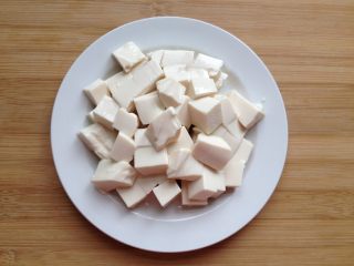 4、金沙豆腐,内酯豆腐切小块