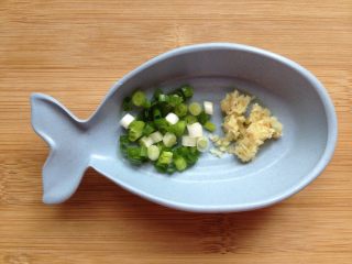 5、金沙豆腐,准备好葱花、姜末