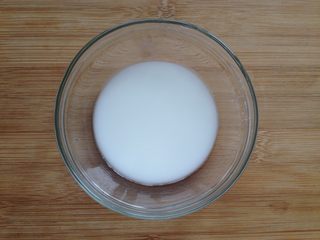 6、金沙豆腐,5g的玉米淀粉倒入适量清水搅拌均匀