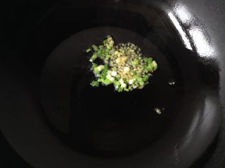 7、金沙豆腐,起油锅，中小火爆香葱花、姜末