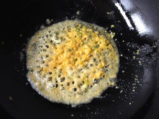 8、金沙豆腐,倒入咸蛋黄煸炒片刻