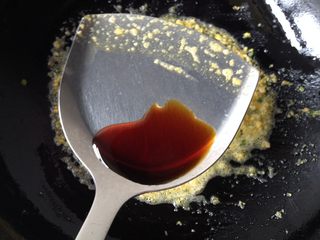 9、金沙豆腐,加入3g生抽炒匀