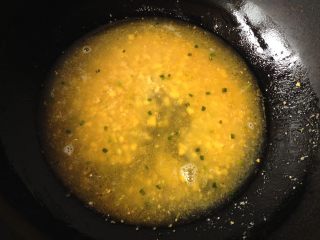 10、金沙豆腐,倒入小半锅水