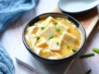 13、金沙豆腐,盛入碗中撒点葱花点缀就可以上桌开吃啦
