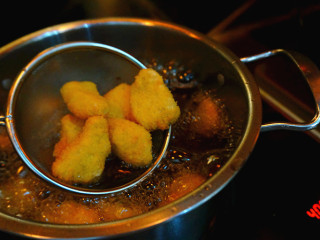 3、麻辣鸡米花,炸成这样滴金黄色就可以啦