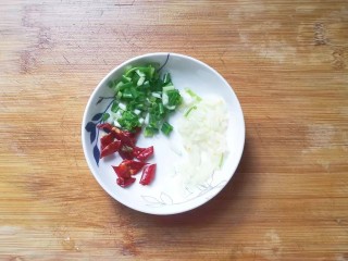 2、火腿鸡蛋炒面,先做准备工作：准备蒜末，干红辣椒段和葱花备用；