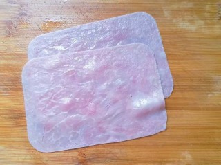 3、火腿鸡蛋炒面,火腿片两张切细丝；