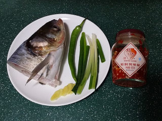 1、剁椒鱼头,备好食材，剁椒可以自己做，也可以跟我一样买现成的