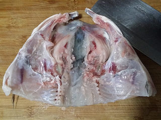 3、剁椒鱼头,处理鱼时注意将贴在鱼肚子及鱼头里的黑膜全部撕掉并清洗干净，要不吃起来会有很重的“鱼腥味和土腥味”，然后沥干水分后用刀将鱼头小心地劈开但不要劈断、用葱姜、料酒腌制半小时左右，可进一步去腥增味