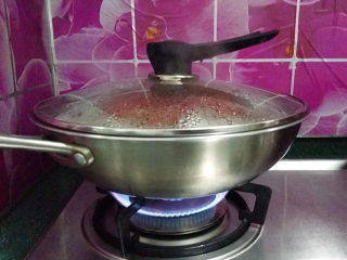 8、剁椒鱼头,加盖开大火，根据鱼头大小约蒸8~10分钟左右