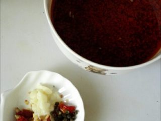 3、开胃解馋的酸辣粉,准备红油辣子（这是提前弄好的，一般平时家里都会有，用来凉拌或佐餐用比较方便）即干辣椒碎，加入少许盐，加白芝麻，用烧热的油（油烧至快冒青烟的时候）拨入，边泼油边搅拌。大蒜切末，另外准备麻椒粒和掰碎的干红椒