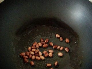 4、开胃解馋的酸辣粉,油锅烧热，加少许油，小火，加入花生仁炒至红衣变色，关火，用余温炒熟花生，盛出备用