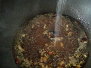 8、开胃解馋的酸辣粉,加糖、加盐，煮开