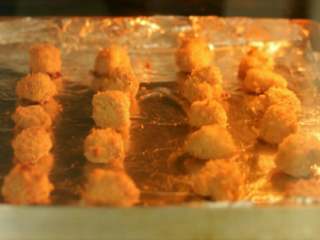 9、烤鸡米花,如果没有我这么密的烤网可以用烤盘，烤盘上要刷一层薄油哦，中途看下用不用翻面