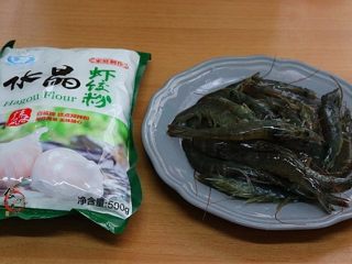 1、晶莹剔透又鲜又爽的水晶虾饺,备好主要食材，剥虾壳的小窍门：鲜虾放进冰箱急冻格，冷冻半小时后取出，顺利剥壳，取虾线