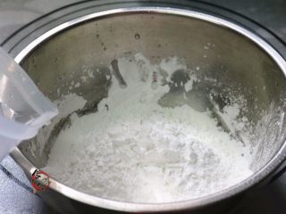 7、晶莹剔透又鲜又爽的水晶虾饺,取100克虾饺粉倒入盆中，加上200克开水烫熟