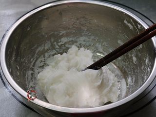 8、晶莹剔透又鲜又爽的水晶虾饺,用筷子搅拌均匀，成湿润的面糊