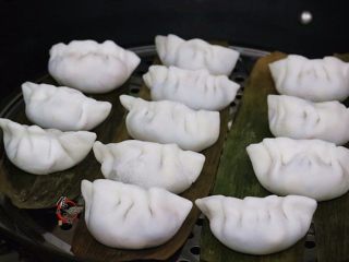 14、晶莹剔透又鲜又爽的水晶虾饺,蒸锅的垫子上铺上粽叶或玉米皮防黏，不用涂抹食用油