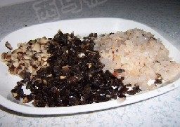 4、海鲜烧卖,把木耳 香菇和虾仁剁成碎