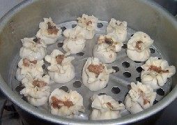 13、海鲜烧卖,蒸锅注入水烧开，屉上抹上油，放入烧麦，大火蒸至10分钟