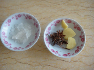 2、上海红烧肉,准备冰糖，八角和生姜片