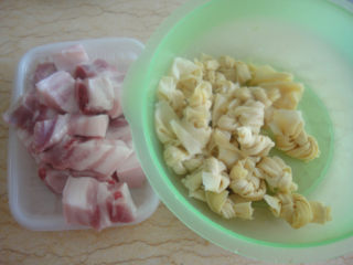 4、上海红烧肉,把百叶结用温水洗净后挤干水分，五花肉切块后用温水洗净