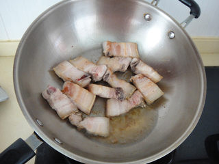 5、上海红烧肉,热锅加入底油，放入五花肉，把肉两面煎至变色后倒出多余的油