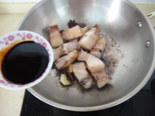 8、上海红烧肉,用2比一的生抽和老抽加入