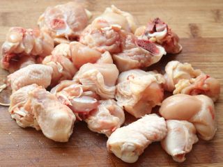 4、辣子鸡,鸡腿切成小块。