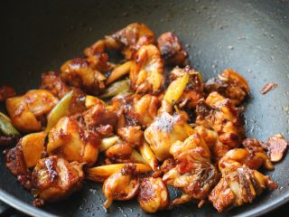 15、辣子鸡,继续煸炒鸡块，炒出香味，如果口味重可酌情加盐。