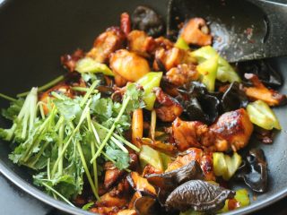 18、辣子鸡,最后下入香菜段。