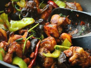 19、辣子鸡,蔬菜全部熟了，这个菜就做好了，成品干干香香的，很好吃。