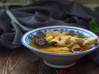 13、黄芪红枣土鸡汤,汤鲜味美，营养丰富
