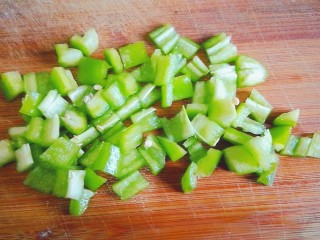 3、炒馒头丁（鸡蛋馒头）,青椒切丁