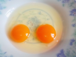 4、炒馒头丁（鸡蛋馒头）,鸡蛋打入盘中