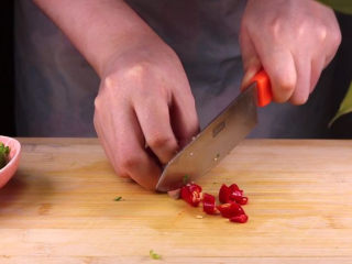 11、往青椒里塞入半斤金针菇，这味道绝了！,小红椒切圈备用。小青桔对半切开装盘备用。