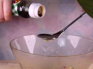 12、往青椒里塞入半斤金针菇，这味道绝了！,接着我们来调汁，取一个小碗将小红椒、葱花、蒜末倒入碗中。加入4勺的生抽、1小勺耗油、一小勺白砂糖、一小勺盐、一小勺番茄酱。