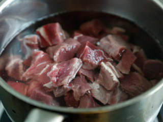 2、番茄牛腩煲,冷水入锅，焯水后捞出