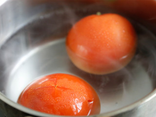 4、番茄牛腩煲,番茄在滚水中焯一会